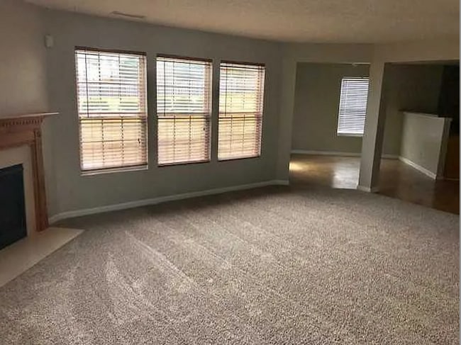 Building Photo - Beautiful 5 bedroom 3 bath  home is locate...