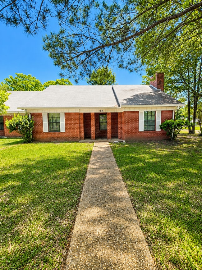 Building Photo - Stylish 2BR/2BA Townhome in Northeast Jackson | Comfort, Convenience & Low-Maintenance Living