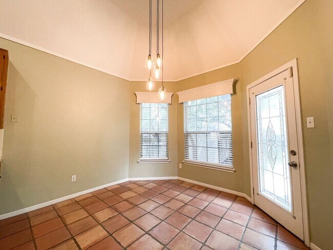 Building Photo - Beautiful 4 Bedroom 2.5 Bathroom Home in L...