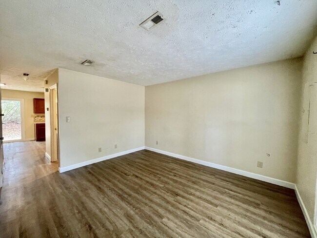 Building Photo - 2 bedroom, 1.5 bathroom townhome in Creeks Edge. Accepts Section 8.