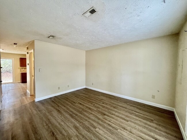 Building Photo - Get one month of rent FREE on a 2 bedroom, 1.5 bathroom townhome in Creeks Edge. Accepts Section 8.