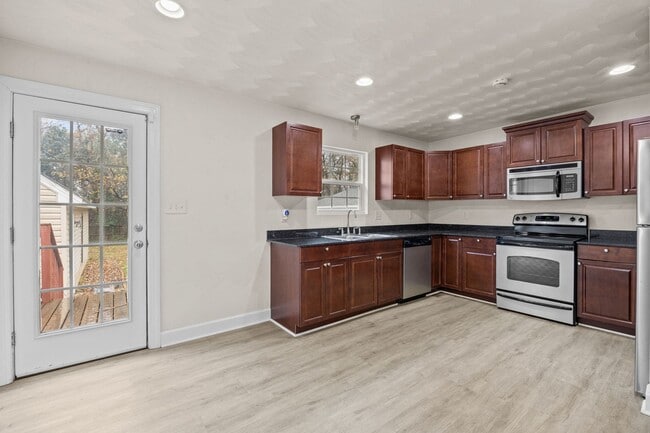 Building Photo - Beautiful Spacious Home for Rent in Norfolk!