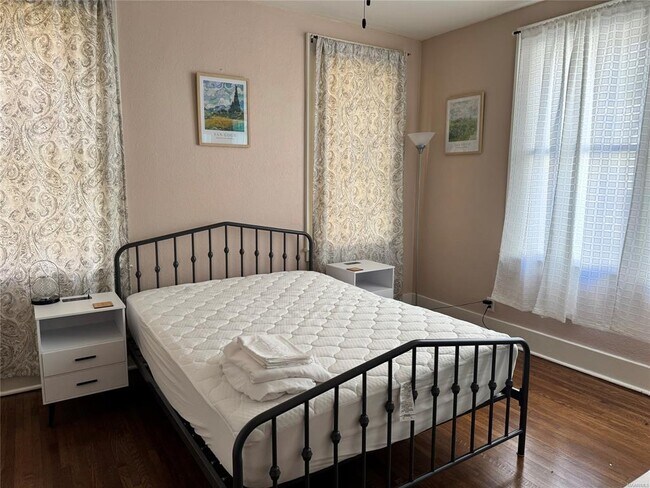 Building Photo - 2237 Winona Ave