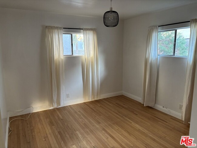 Building Photo - 366 1/2 E Hillsdale St