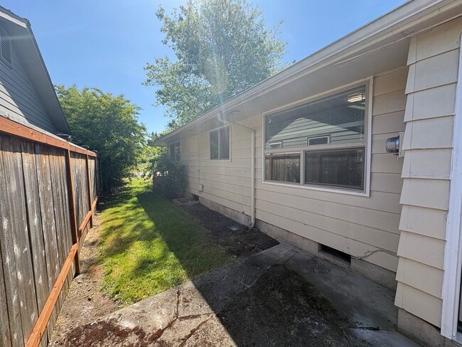 Building Photo - 2 Bedroom Near Harlow