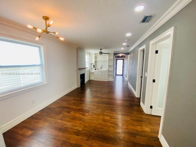 Building Photo - 828 SW 43rd Ave