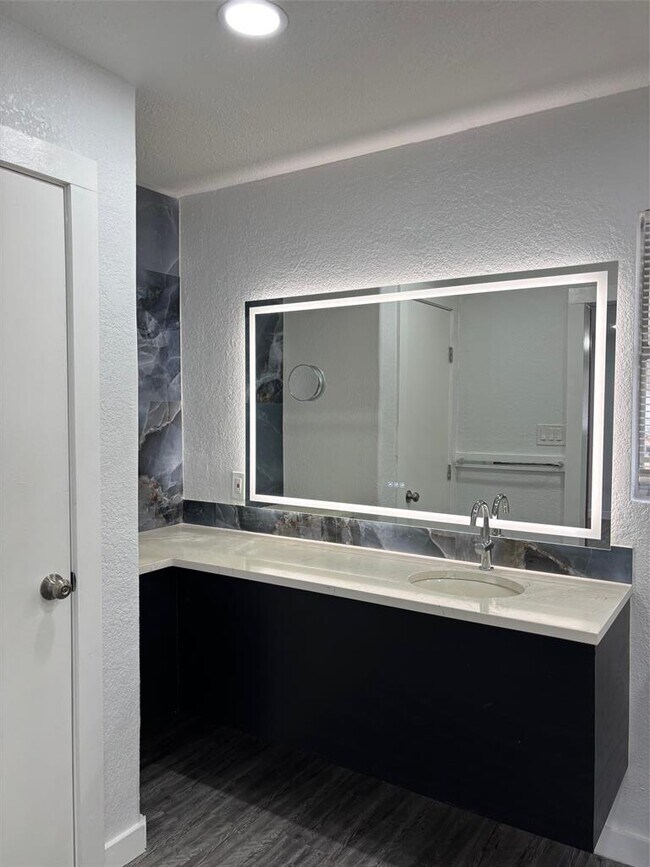 Building Photo - 2012 Water St