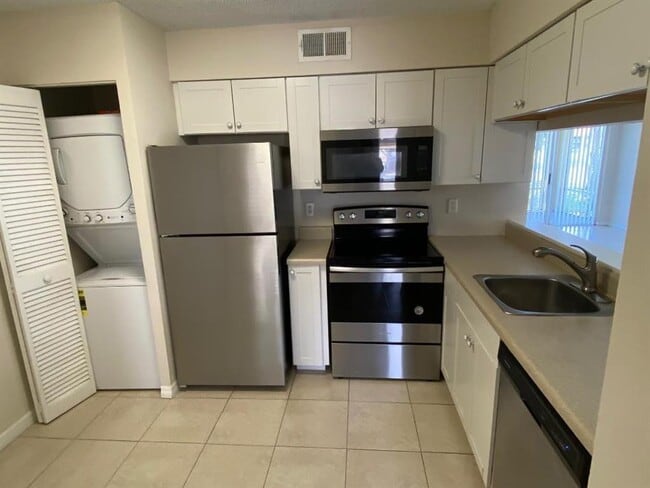 Building Photo - 7108 Glenmoor Dr