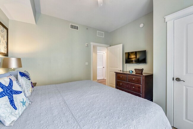 Building Photo - 15100 Front Beach Rd