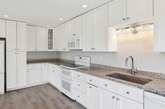 Building Photo - Beautifully Renovated 3bed / 2bath in PRIM...