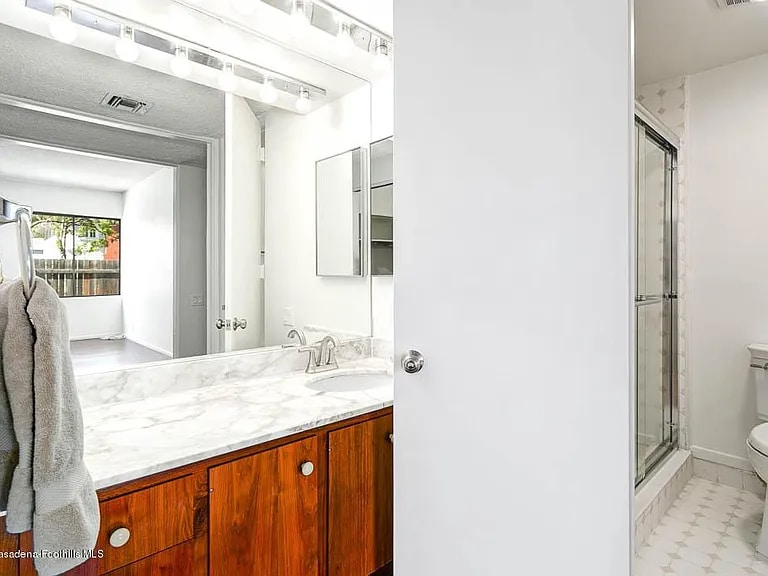 Building Photo - 985 E California Blvd