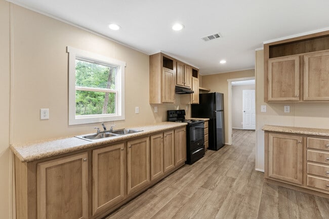 Building Photo - 135 Southlake Dr.