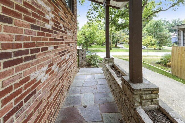 Building Photo - 3/3 Beautiful Contemporary Home in Greenwich Forest