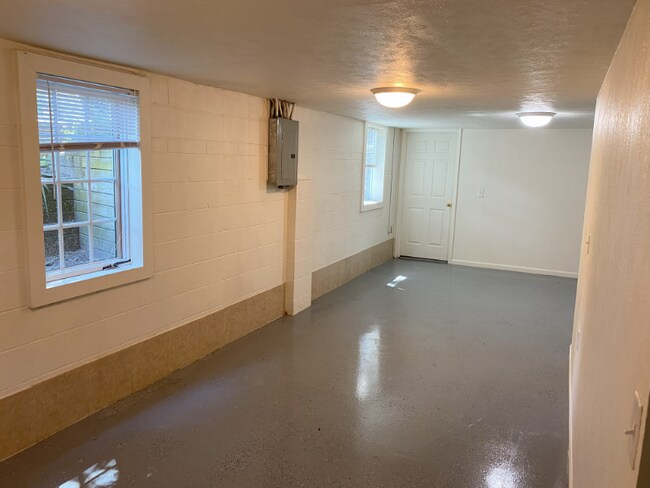 Building Photo - 725 Wyman St