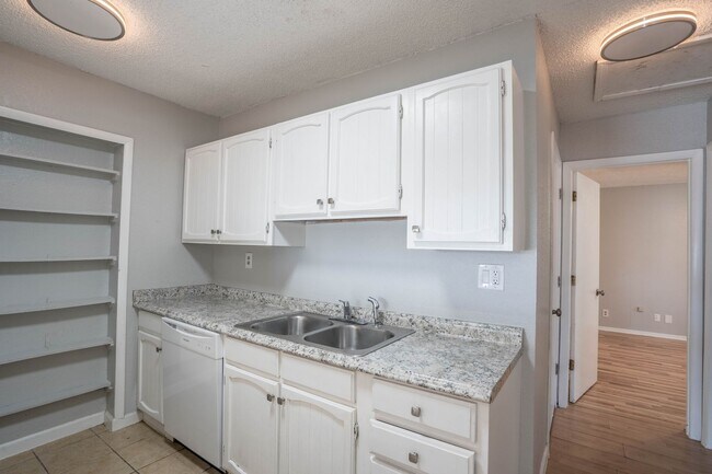 Building Photo - Stunning remodeled 2 Bedroom home in great area!