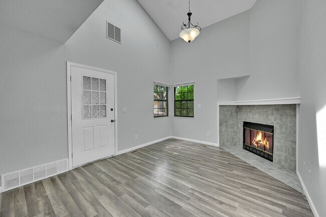 Building Photo - 3 Bed/1.5 Bath - Townhome in Colorado Spri...