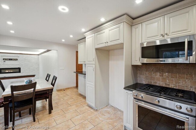 Building Photo - 19263 Sunset St