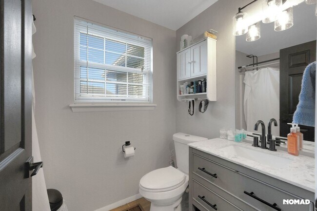 Building Photo - Spacious 4BR House in Aurora