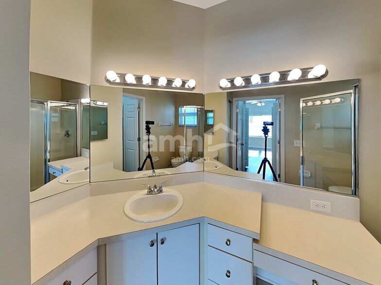 Building Photo - 823 Springwood Cir
