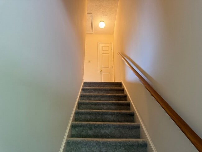 Building Photo - Private 2BD/1.5BA Townhouse in Prime NW Hickory Location | Available 6/1/2026