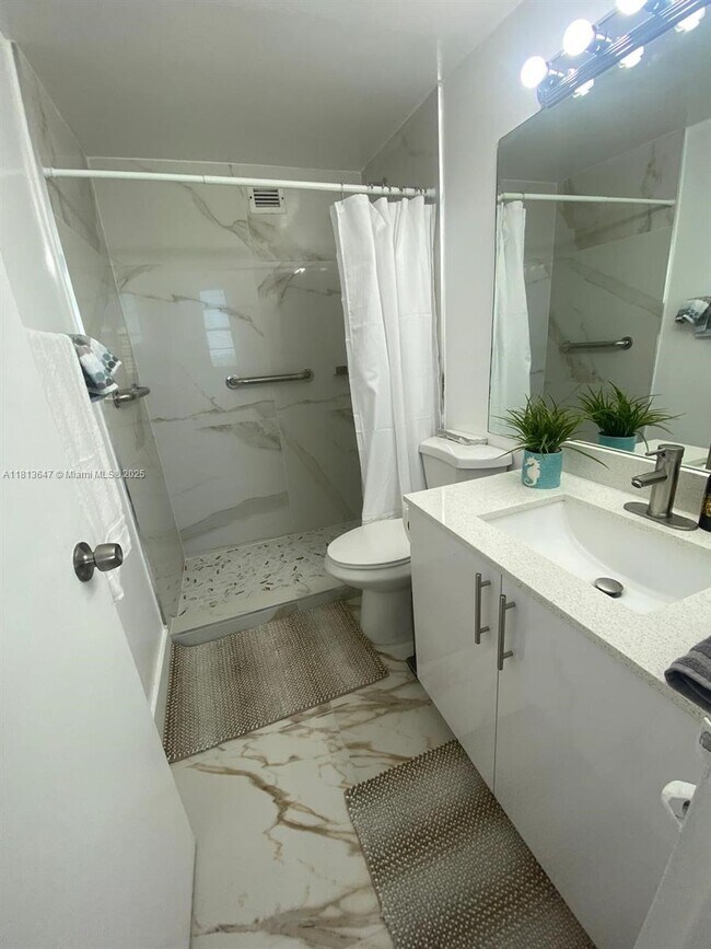Building Photo - 825 Brickell Bay Dr