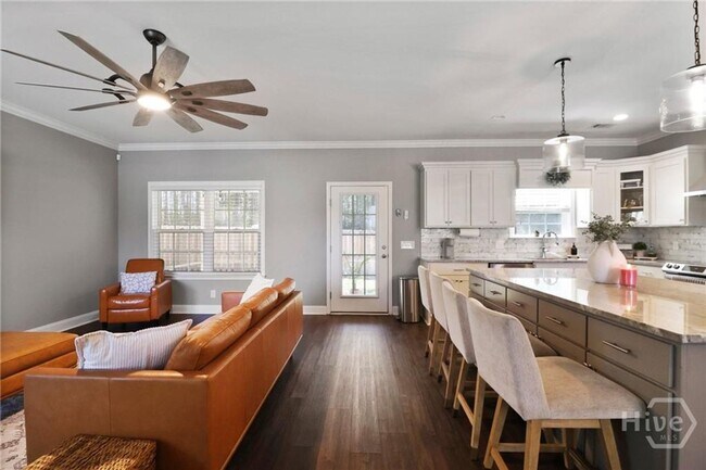 Building Photo - Perfect blend of luxury and comfort