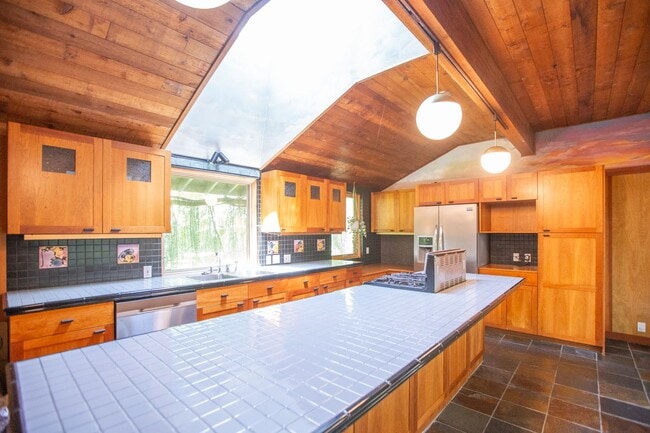 Building Photo - Mid Century 3 Bedroom Home Available Now i...