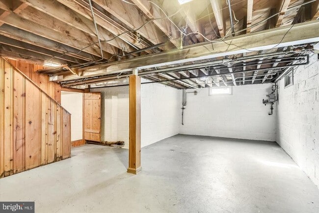 Building Photo - 400 Meadow Ln