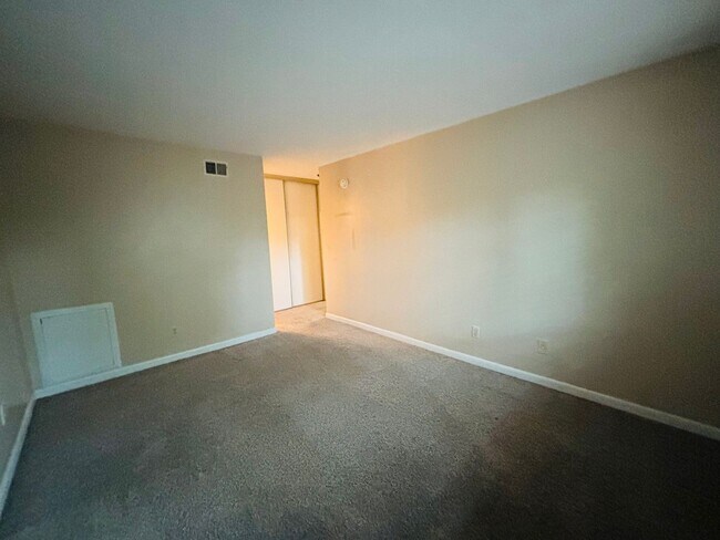 Building Photo - 1721 Donlee Dr