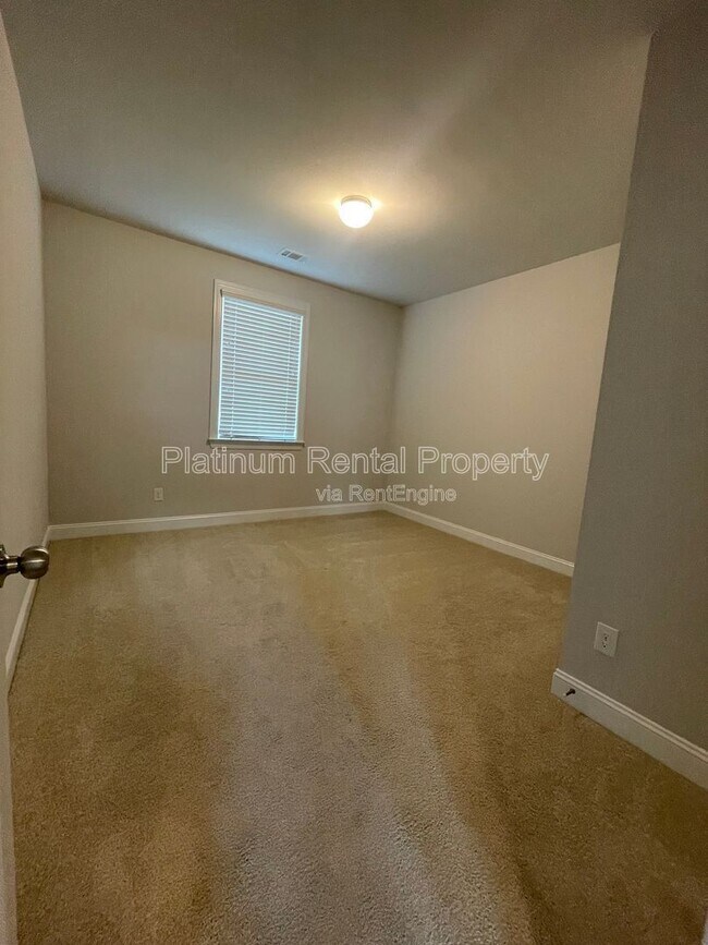 Building Photo - 1825 Dahlia Dr