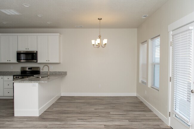 Building Photo - 144 W 425 N
