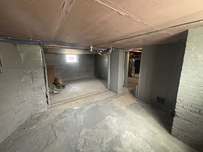 Building Photo - Charming 5-Bedroom Property in Prime Location