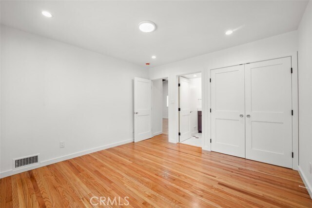 Building Photo - 2549 Beachwood Dr