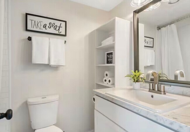 Building Photo - Remodeled and Stunning 1 Bedroom Condo | Fully Furnished | All Utilites Included | 1 Bathroom | K...