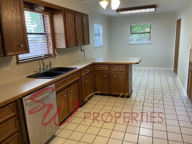 Building Photo - 3/2 Brick home in a quiet family neighborhood