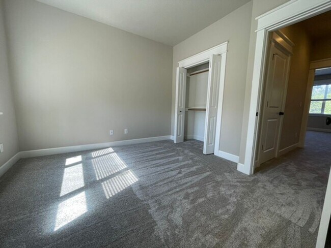 Building Photo - Happy Valley Townhome! 2Bed + Den/Office w/ 2.5 Bath ~ Garage, Washer/Dryer ~ Convenient to PDX A...