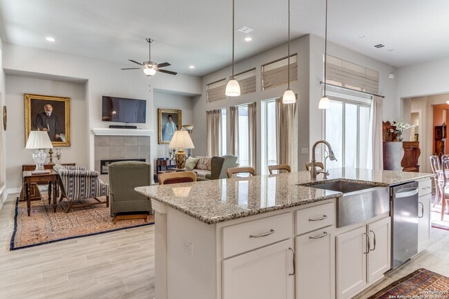 Building Photo - GORGEOUS 3-BEDROOM, 3-BATHROOM SINGLE STOR...