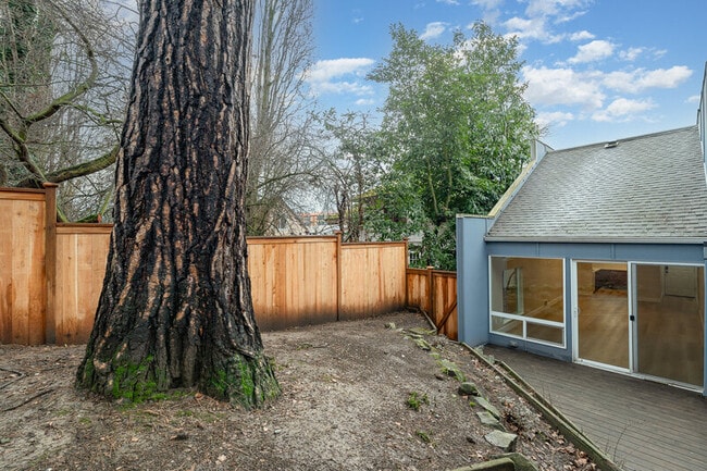 Building Photo - 3614 Interlake Ave N