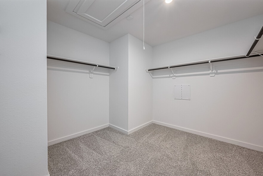 Primary en-suite large walk-in closet - 1535 Merulana Ln