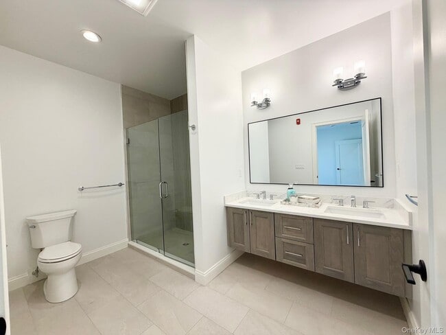 Building Photo - 905 Oakridge Cmns