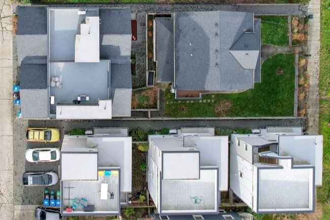 Building Photo - Stunning Modern Air-Conditioned Townhome in Coveted Whittier Heights