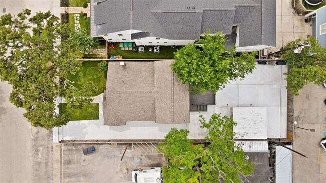 Building Photo - 741 E 9th St