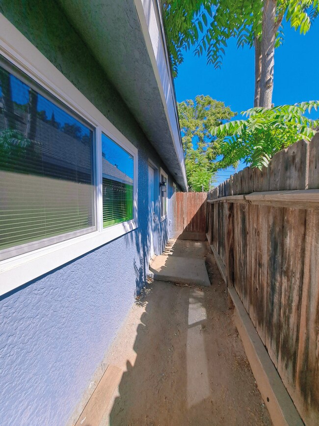 Building Photo - 2221 S Poppy Ave