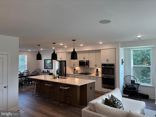 Building Photo - 5030 Longmire Wy