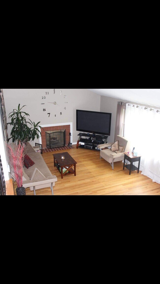 Building Photo - 24 Greenbrier Dr