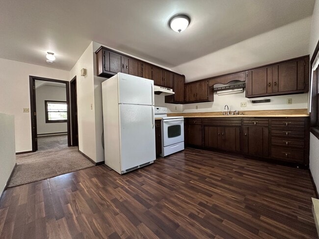 Building Photo - 822 3rd St