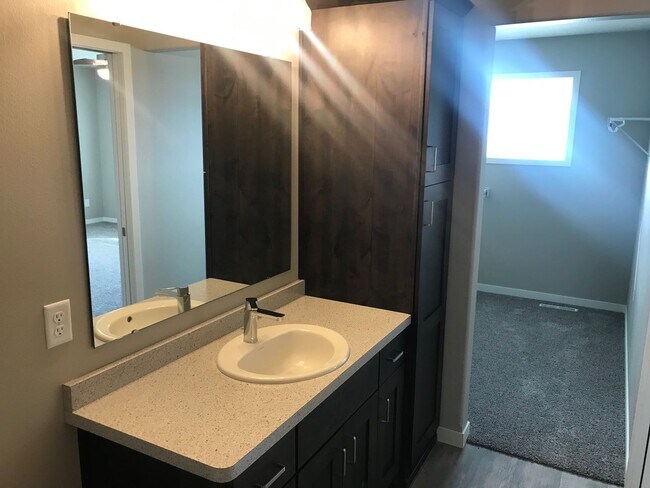 Building Photo - 4 Bed 2.5 Bath Single Family Home