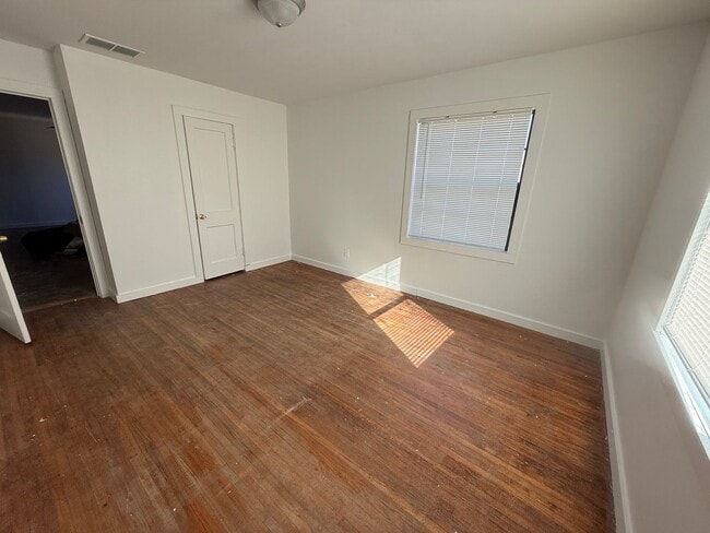 Building Photo - 4-bed, 3-bath, HUGE yard!