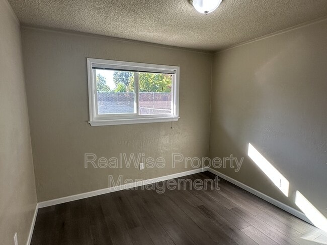 Building Photo - 719 SW Bridge St