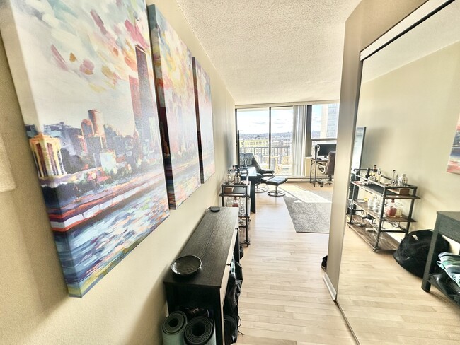 Building Photo - 2740 N Pine Grove Ave